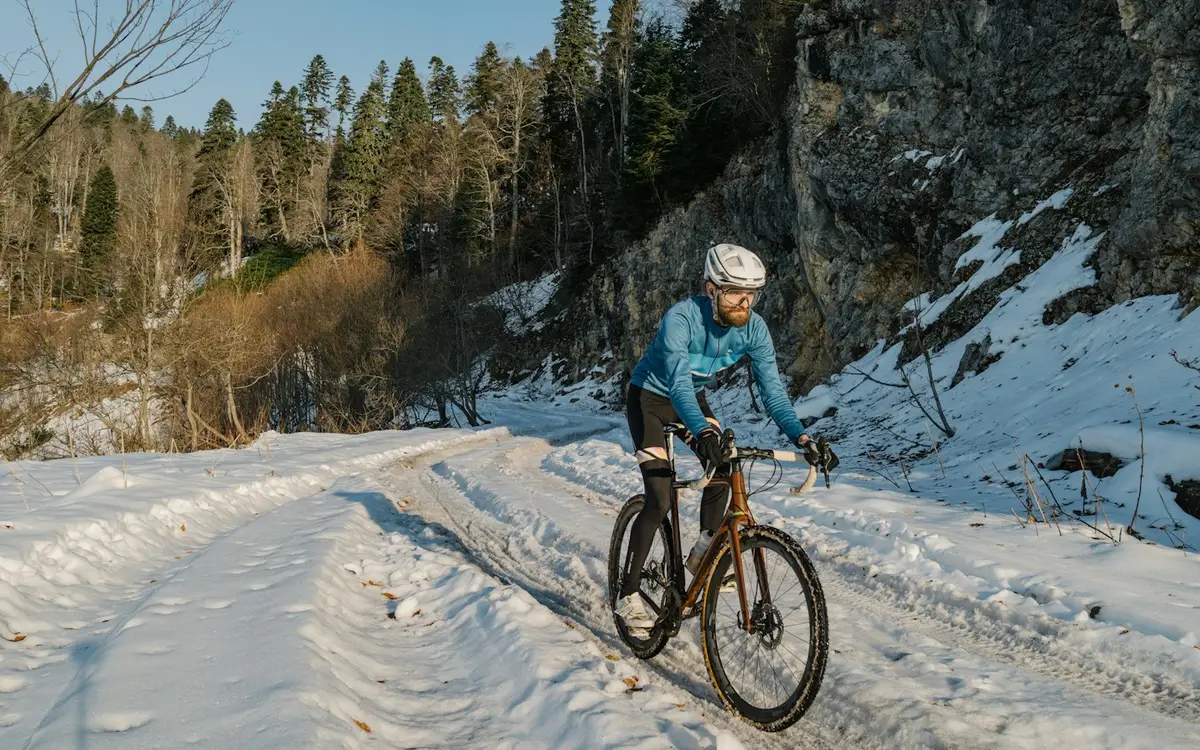 Vestirsi a strati: la guida per pedalare senza soffrire il freddo