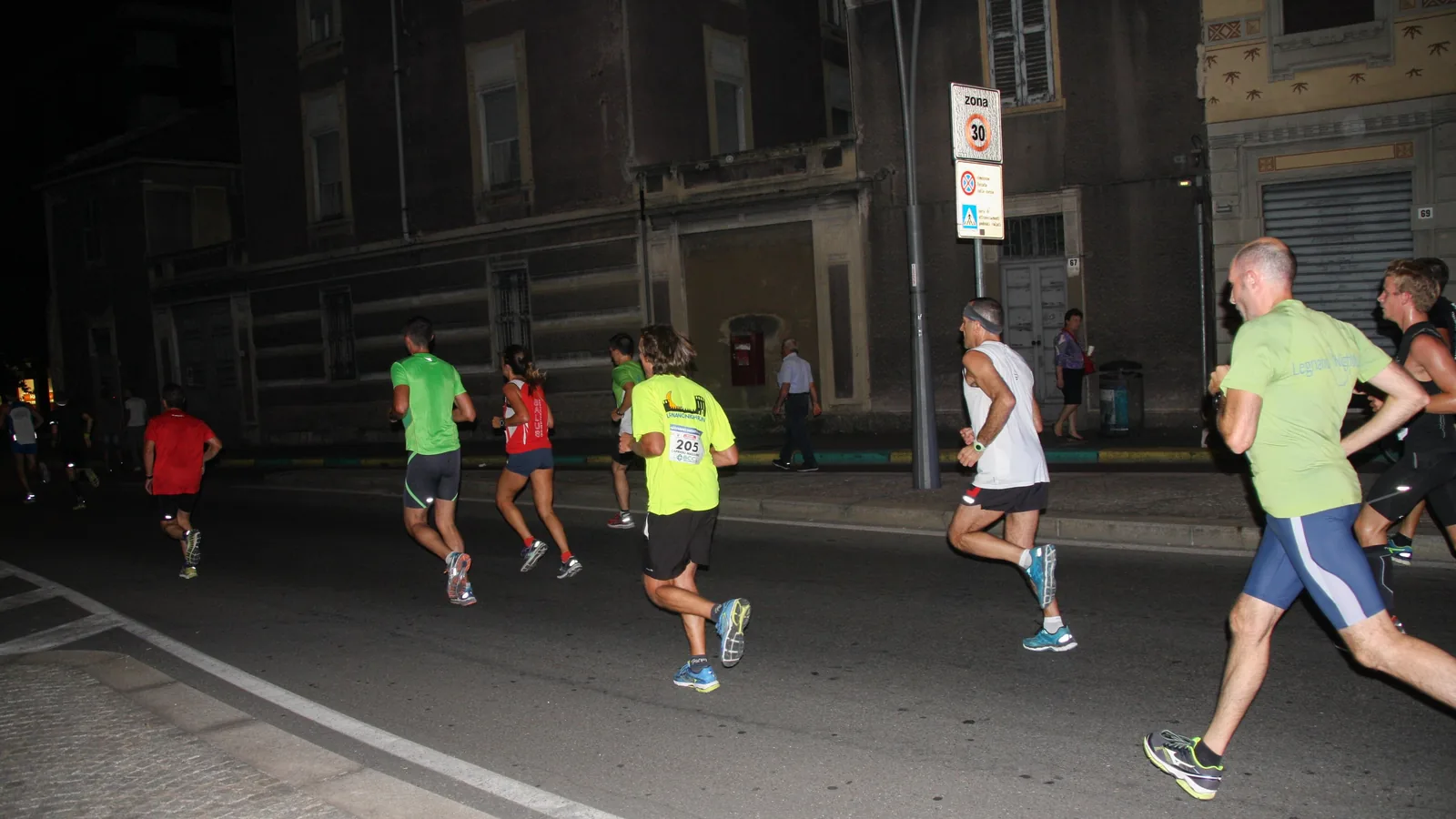 Correre di sera o di notte in sicurezza: luci, abbigliamento riflettente e abitudini che contano