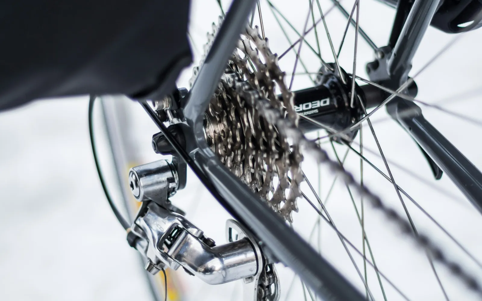 Shimano 105 Di2 vs SRAM Rival AXS: quale gruppo elettronico scegliere