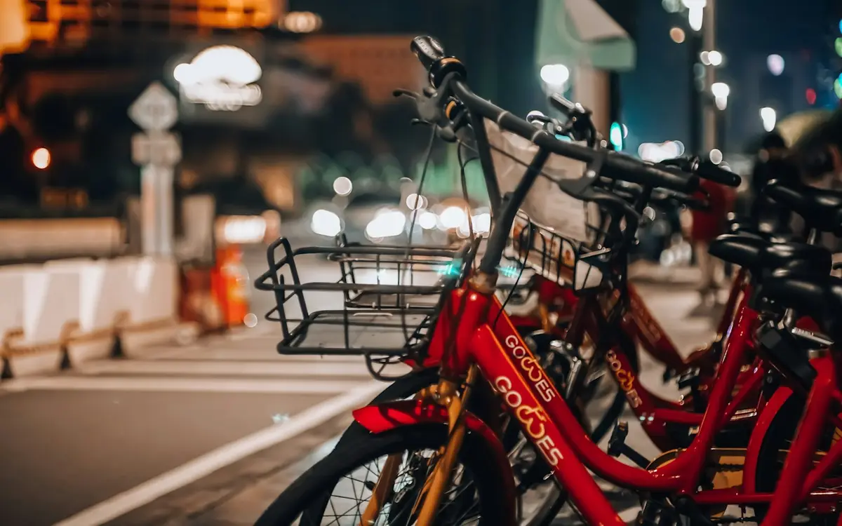 Pedalare al buio in sicurezza: luci, catarifrangenti e abitudini che ti fanno vedere