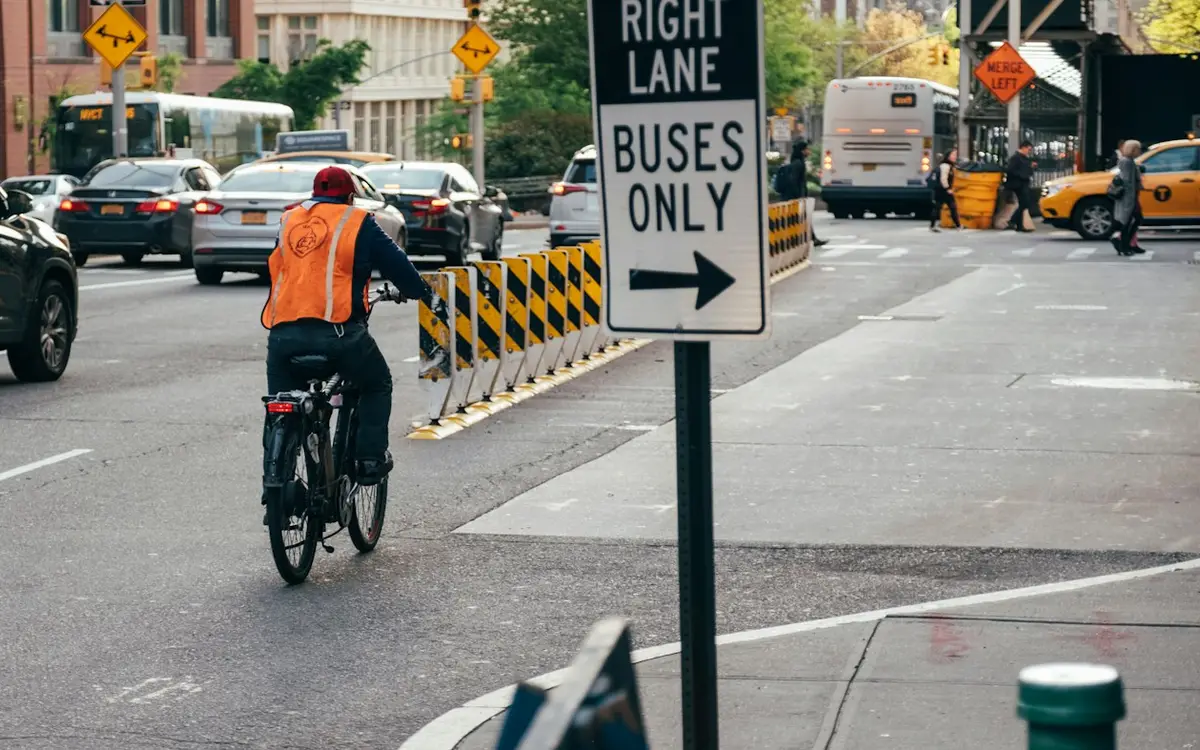 Sicher im Verkehr radeln: die Regeln, die dir die Haut retten