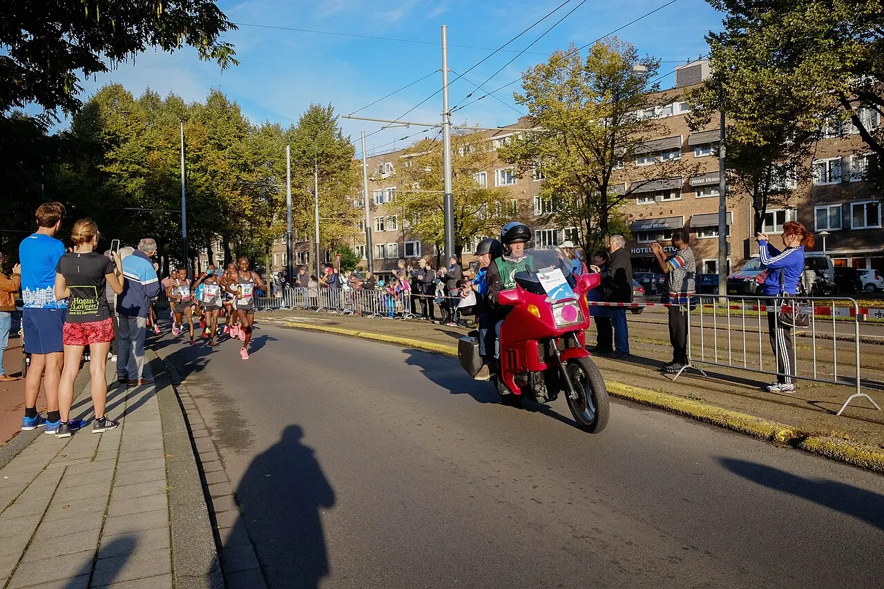 Amsterdam, 2:03:33 sotto la pioggia, e una seconda mezza più veloce
