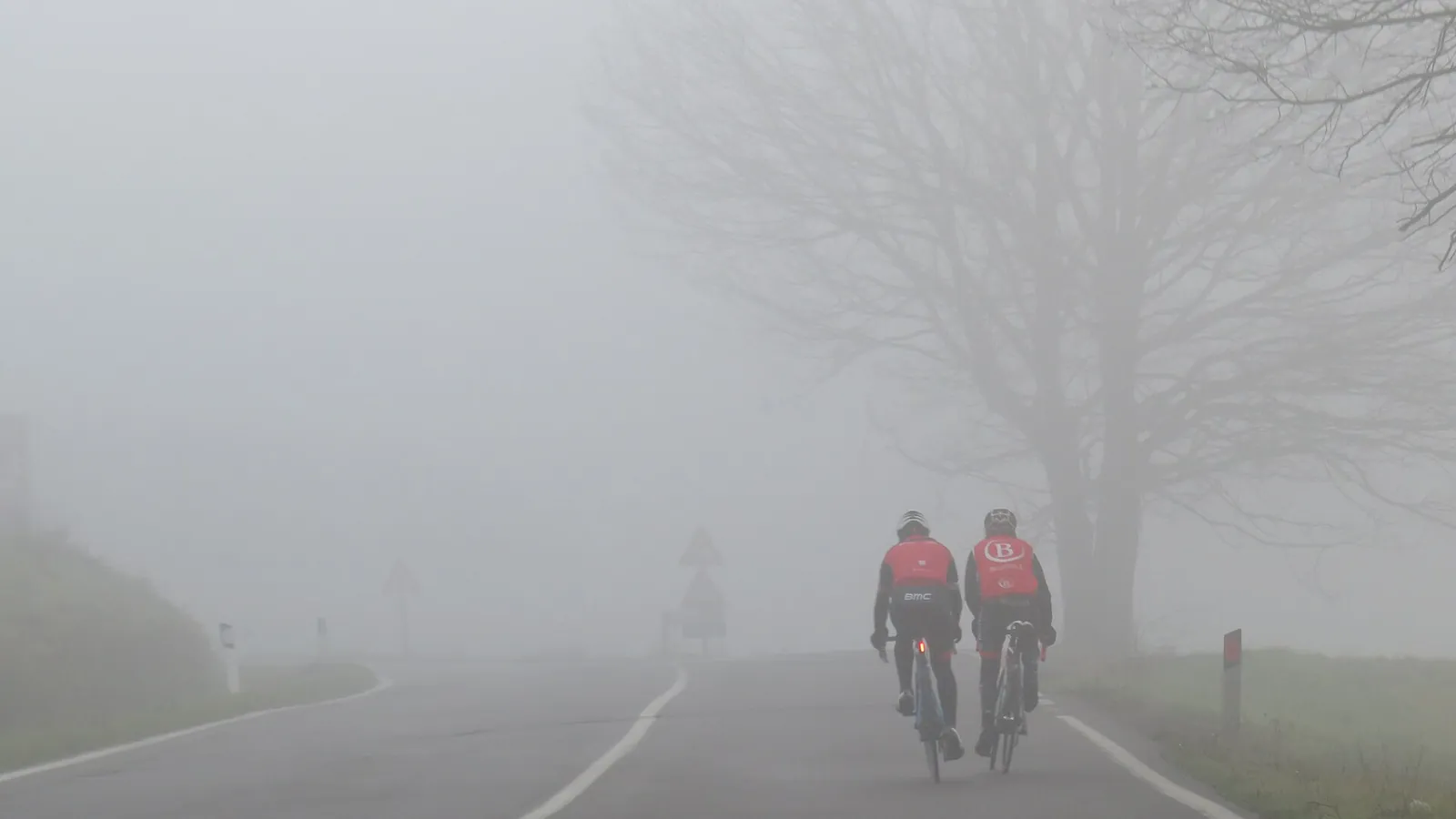 Correre e pedalare con il freddo: come vestirsi a strati e non gelare