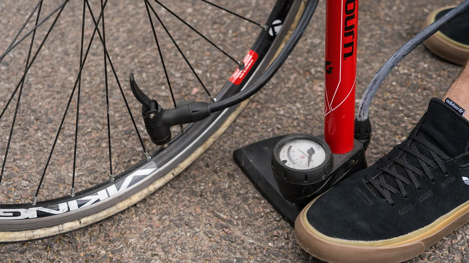 Pressione delle gomme in bici: quanto gonfiare strada, gravel e MTB